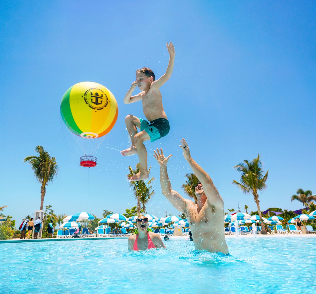 pdeinselen's tweet image. Find your paradise at the largest freshwater pool in the Caribbean, Oasis Lagoon! 🏖️ With kid-friendly coves and refreshing cocktails waiting, there's something for everyone🍹 Contact me today to book your cruise sailing to Perfect Day at CocoCay. #RoyalCaribbean