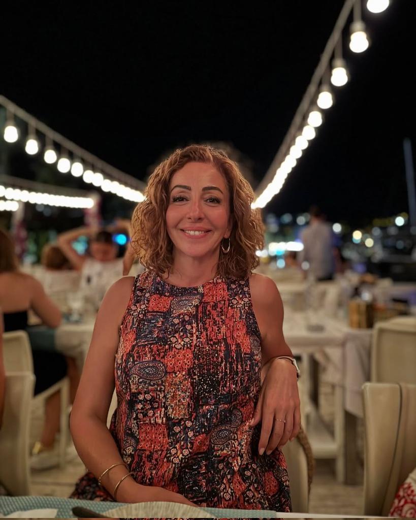 beehaber's tweet photo. Hasibe Eren, geçmiş travmalara takılı kalmanın saçma olduğunu söyledi:

🔹 “Annem bana bunu yaptı, babam şunu dedi diye sürekli geçmişe yaslanamayız.”

🔹 “30, 40, 50 yaşına gelmişiz; artık sorumluluk alma zamanı.”

🔹 “Travmaların nedenini öğrendik ama orada kalmamak gerekiyor.”

🔹 “Yeni bir kendini inşa etmek zorundasın.”

🔹 “Sebebini biliyorsan, iyileşmek için adım at.”

🔹 “Sürekli ‘çok mutsuzum’ demekle çıkış yolu bulunmuyor.”

🔹 “Üstüne bir taş daha koyarsan o çukurdan çıkabilirsin.”