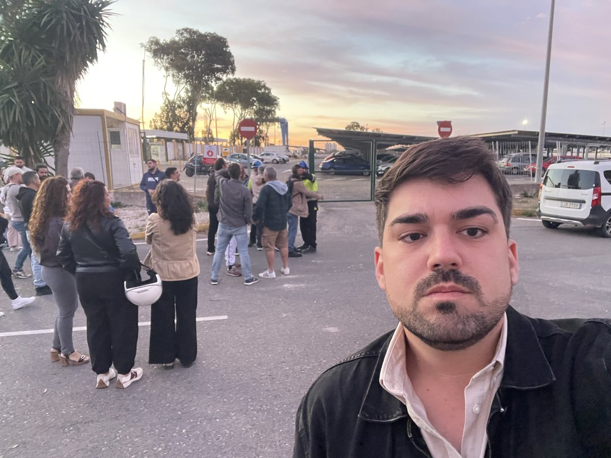 AlfredoFdez_'s tweet photo. Montero, Marlaska y el PSOE fuerzan a bajar de la grúa a Manolo y Jesús enviando a la Policía Nacional. Los que vinimos a recibirlos hemos sido registrados, cacheados y puestos contra una pared por apoyar los derechos de esos dos currantes. 

Retratados una vez más. @CTM97560609 https://t.co/wANUV17g3g