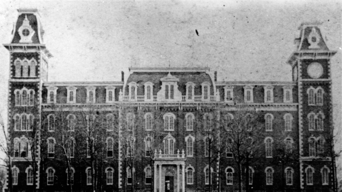 arkansasalumni's tweet photo. #TBT to Old Main ❤️🐗

A symbol of the University of Arkansas since 1875 and still at the heart of campus today.

#uark #WPS https://t.co/6daNGs9jlp