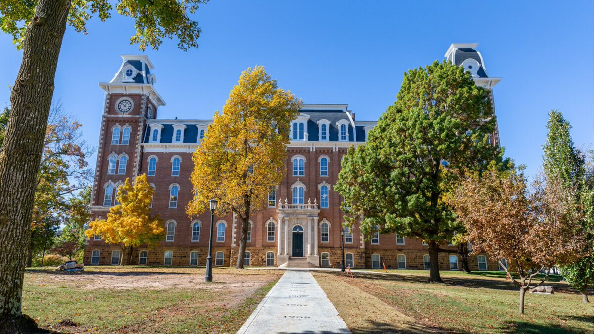 arkansasalumni's tweet photo. #TBT to Old Main ❤️🐗

A symbol of the University of Arkansas since 1875 and still at the heart of campus today.

#uark #WPS https://t.co/6daNGs9jlp