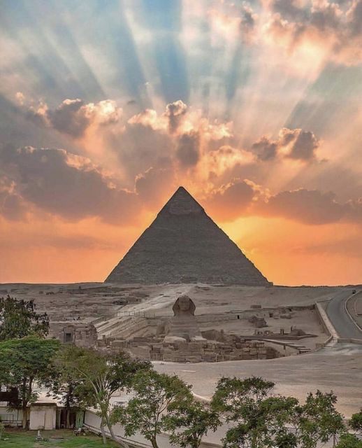 iflscience1's tweet photo. Stunning capture of the Pyramids of Giza, Egypt😍 https://t.co/RWUc6OVC2B