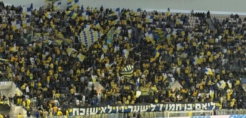ultras_antifaa's tweet photo. Maccabi Tel Aviv supporters displayed a banner reading “We will not forget you” for Israeli soldier Liam Hamo, who was k!lled during the invasion of Lebanon. 

You issue punishments every time a Palestinian flag or shirt is seen. Is it allowed to commemorate people in football stands who died while trying to occupy another country? @FIFAcom  @UEFA