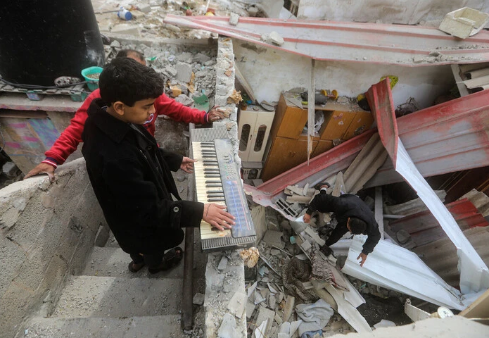 naiz_info's tweet photo. Niños de Gaza usan la música contra el trauma: «Solo la guitarra me ayuda a olvidar» https://t.co/dl6VD3iR1X https://t.co/8hEMb4bZfZ