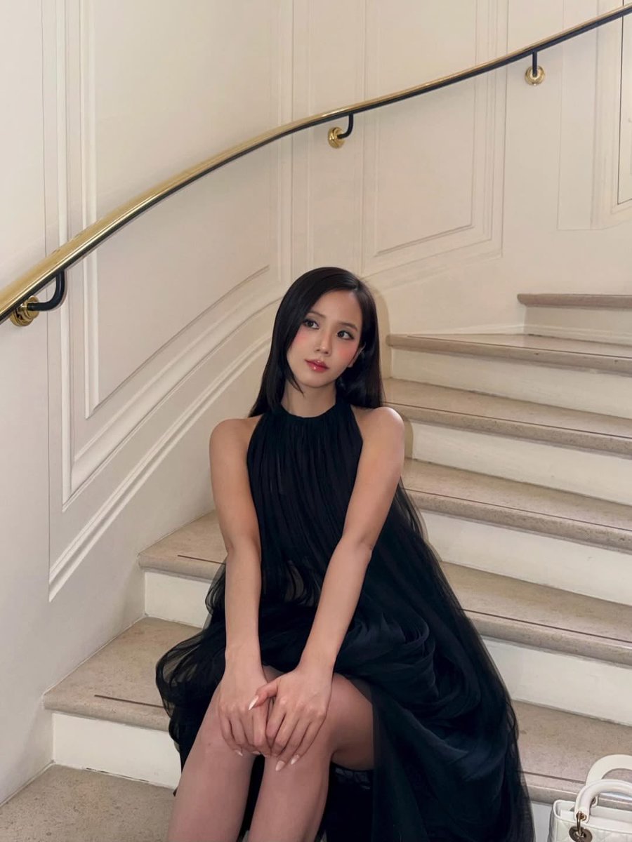 Jisoo Global tweet media
