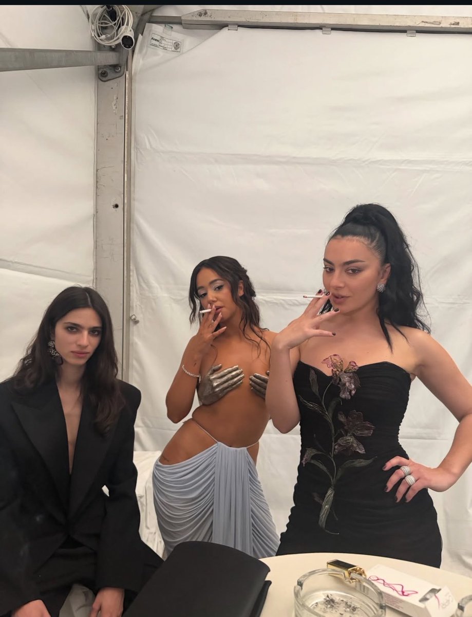 camilleshouse's tweet photo. c’est connor qui a pris la photo ????? https://t.co/bq5UPN7wad