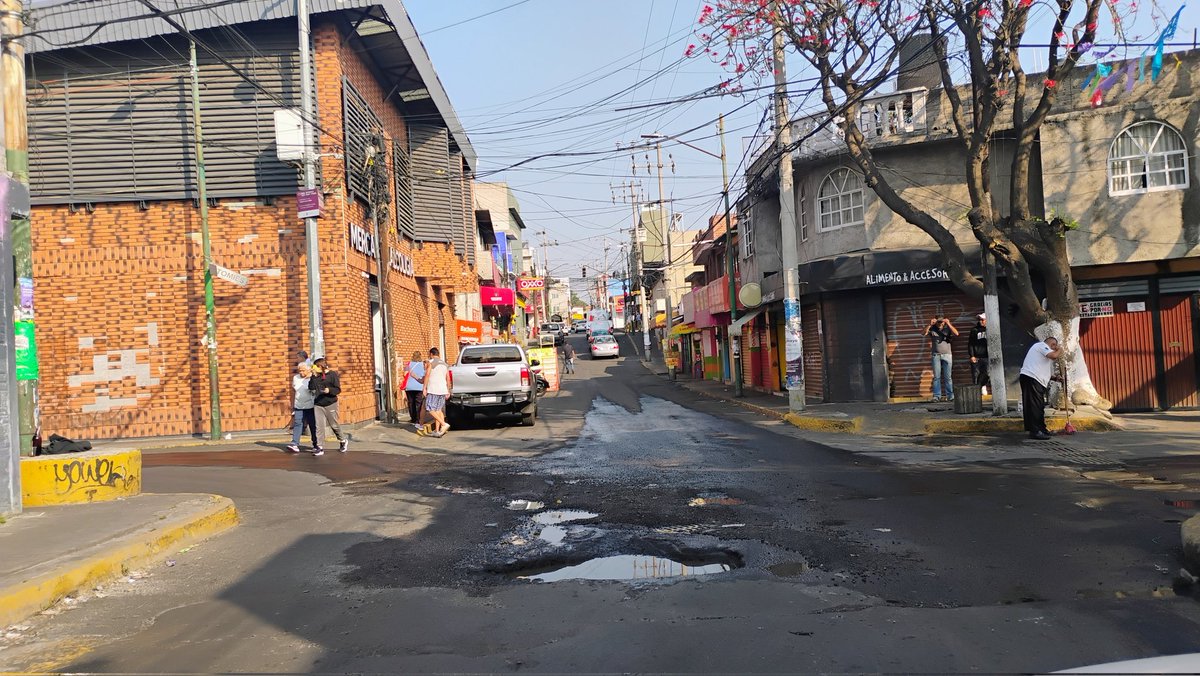 angeleskaim's tweet photo. @SEGIAGUA @TlalpanVecinos @TlalpanAl 
@GobCDMX 
Semanas reportando una fuga de agua otomíes esq teoehusnos. Tlalcoligia y nadie viene, y por cierto al lado repararon hace semanas otra fuga q no pavimentaron
Así el cuidado a la #CDMX 
Pasar por ahí es un infierno https://t.co/WbafzZ9llj