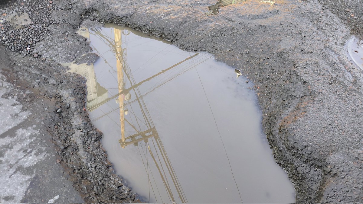 angeleskaim's tweet photo. @SEGIAGUA @TlalpanVecinos @TlalpanAl 
@GobCDMX 
Semanas reportando una fuga de agua otomíes esq teoehusnos. Tlalcoligia y nadie viene, y por cierto al lado repararon hace semanas otra fuga q no pavimentaron
Así el cuidado a la #CDMX 
Pasar por ahí es un infierno https://t.co/WbafzZ9llj