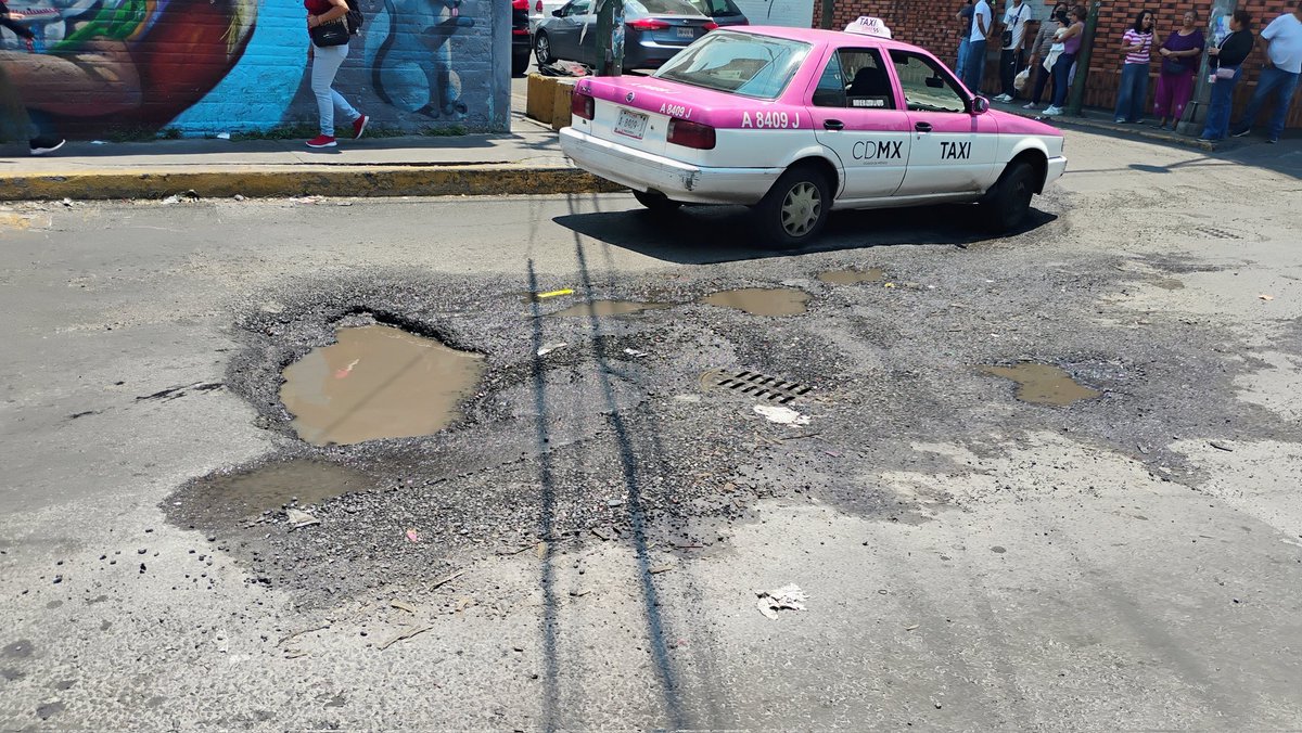 angeleskaim's tweet photo. @SEGIAGUA @TlalpanVecinos @TlalpanAl 
@GobCDMX 
Semanas reportando una fuga de agua otomíes esq teoehusnos. Tlalcoligia y nadie viene, y por cierto al lado repararon hace semanas otra fuga q no pavimentaron
Así el cuidado a la #CDMX 
Pasar por ahí es un infierno https://t.co/WbafzZ9llj