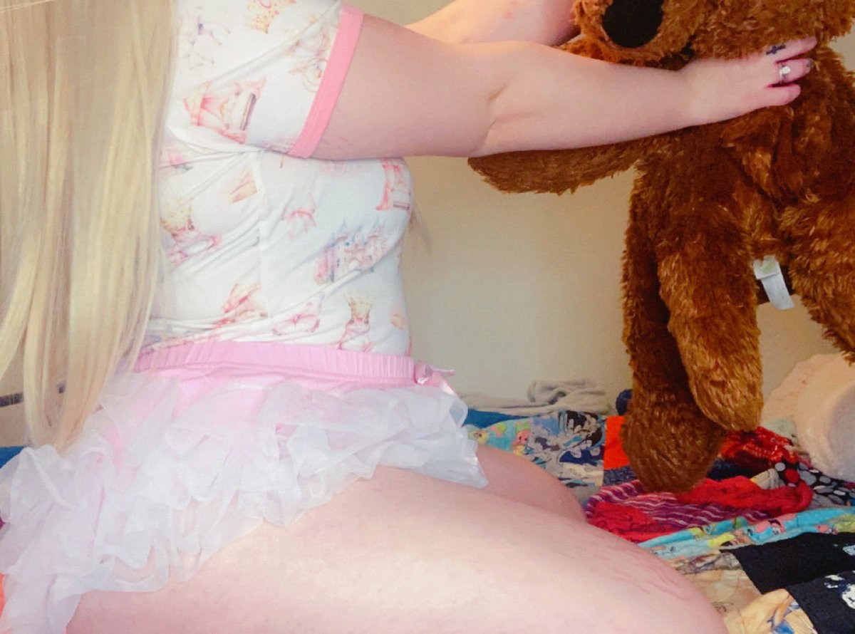 lildiaperdarlin's tweet photo. Cuddles on the bed with my favorite friend. 🧸 Check out the waddle/crinkle combo! My stuffie says I’m the cutest baby in this diaper, so I’m staying right here. 🍼✨ #abdl #ddlg #abdlcommunity https://t.co/uQrTeIk5RB