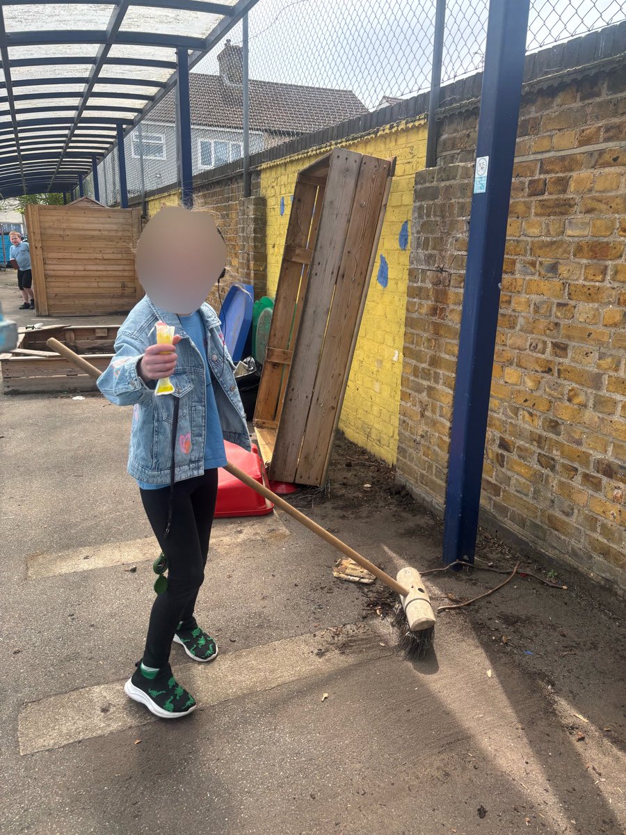 _SuttonHouse_'s tweet image. Star Class enjoying a well-earned ice pole after working so hard to clear and prepare the outdoor learning space for its transformation 🌟 Great teamwork, effort, and smiles all round! #OutdoorLearning #Teamwork