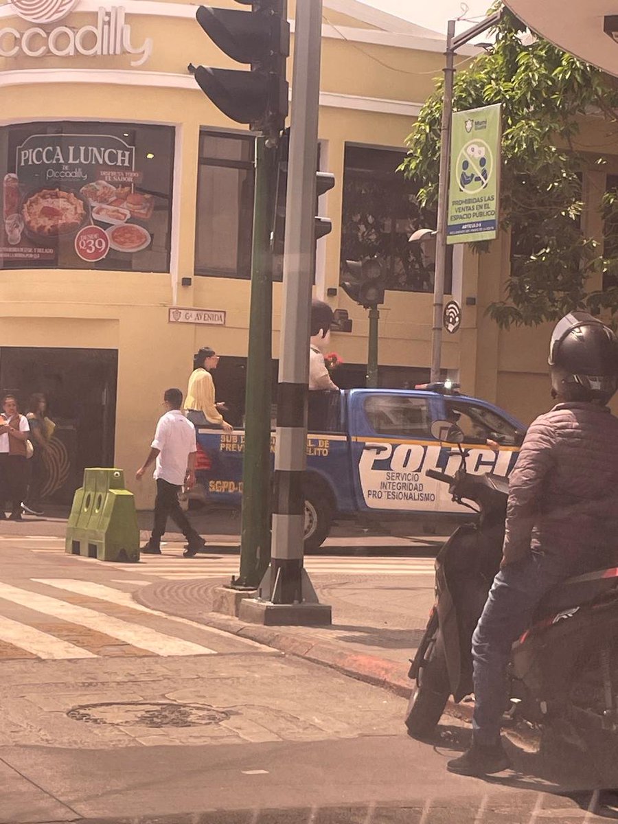 Esto es Guatemala.

Un país donde te levantas pensando cómo trabajar, cómo innovar, cómo pagar todo… cómo salir adelante.

Y luego ves esto, la patrulla en pleno "desfile" 

En octubre de 2025, mareros terroristas pactaron y se fugaron; no hubo responsabilidad del ministro: su