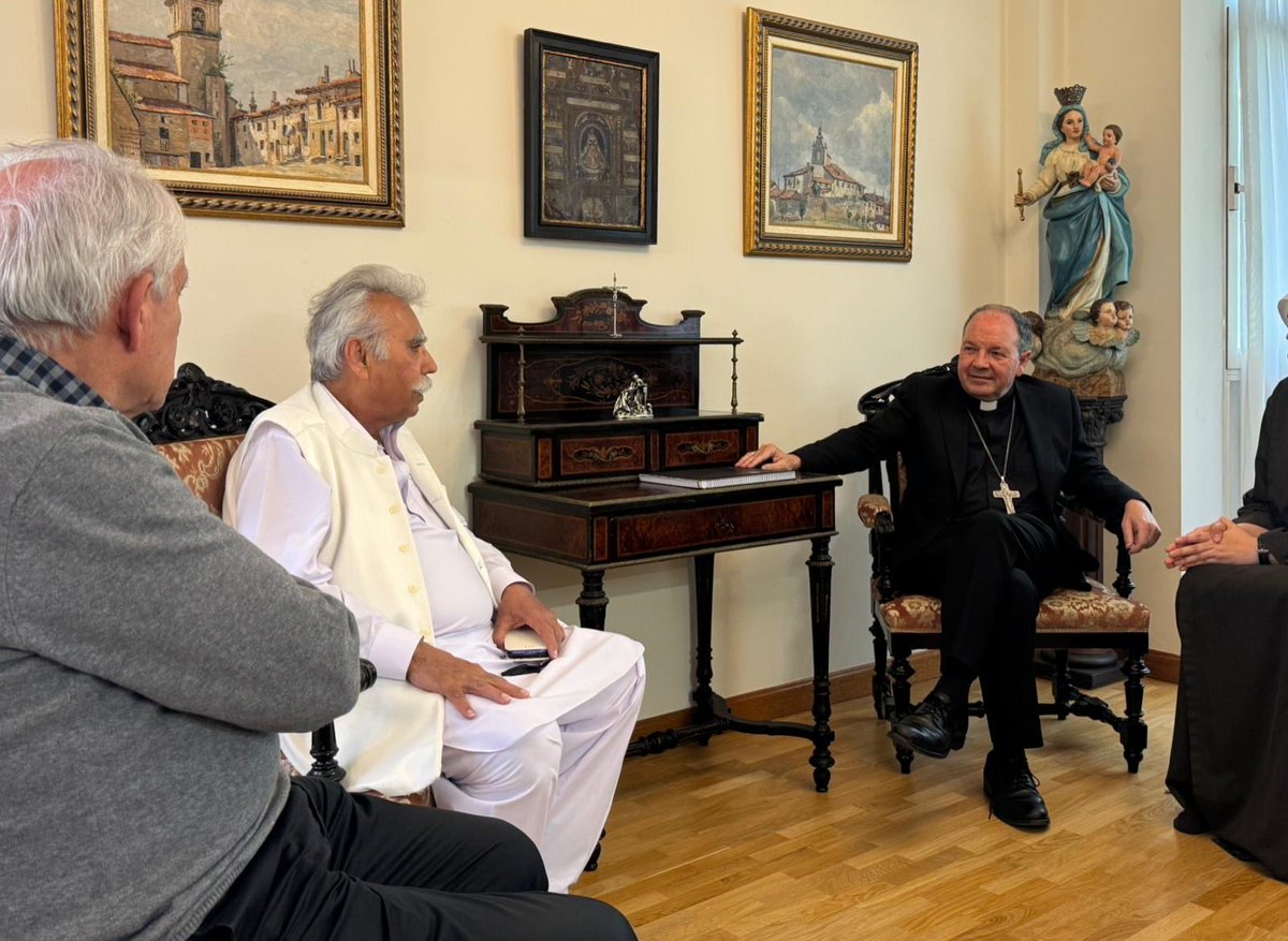DiocesisVitoria's tweet photo. 🇵🇰 Ullah Khan, defensor de los DDHH y luchador contra la esclavitud infantil comienza su visita a Vitoria. Su primera parada, saludar al @ObispodeVitoria y al Vicario General, con quienes ha mantenido un encuentro para conocer su trabajo en favor de las personas más vulnerables. https://t.co/gbyoyW48Jm