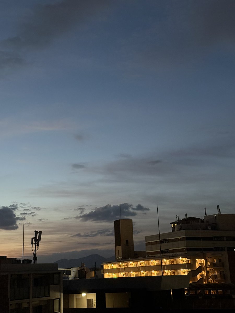 おはようございます
いつもと違って中央区

乾いた空気

わずかに雲はありますが晴れている福岡の朝です

#イマソラ #カコソラ #福岡市
#春　#igで繋がる　
#朝焼け #おはよう