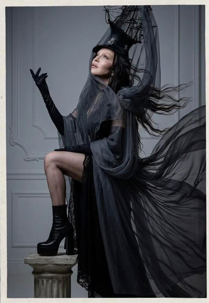 Haku100M's tweet image. Like this photo shoot?  I  admire the  imagination  of  it  all  easier  here….    But  i  wish  she  would  have  included  those  beautiful sirens with  the  sashes  over  their  eyes  in  these  studio  pics.  #gorgeous