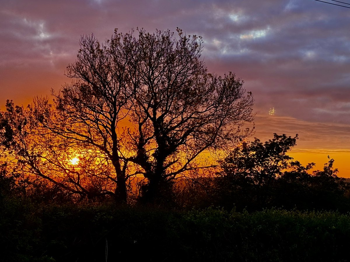 GaenorShaw's tweet photo. @DerekTheWeather @BBCWthrWatchers Not a bad sunset in Bancyffordd…… https://t.co/t2bkBNEZ3C
