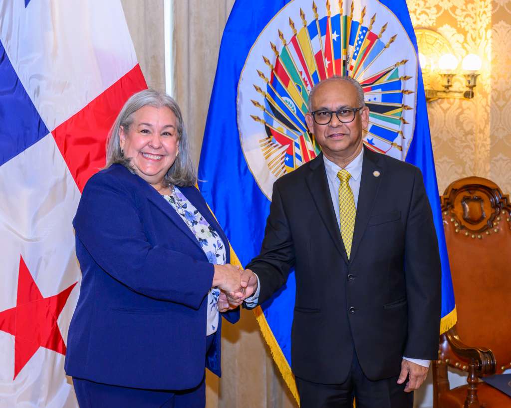 SG_OEA_OAS's tweet photo. I held a productive meeting with the Minister of Social Development of Panama, @midespanama, Beatriz Carles @carles_beatriz, in the context of the #CIDI30 celebrations. We discussed the important role that CIDI has played over its 30 years of work.

We appreciate Panama’s commitment to strengthening hemispheric cooperation.