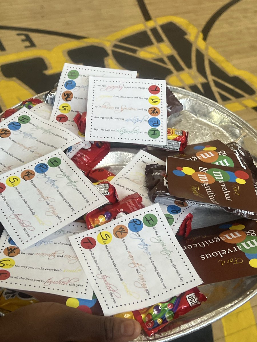 BartonDPSCD's tweet photo. Principal Adams and all of Barton’s students gave Barton’s Teachers a sweet treat to kick off #TeachersAppreciationWeek! https://t.co/G10pcNa0DX