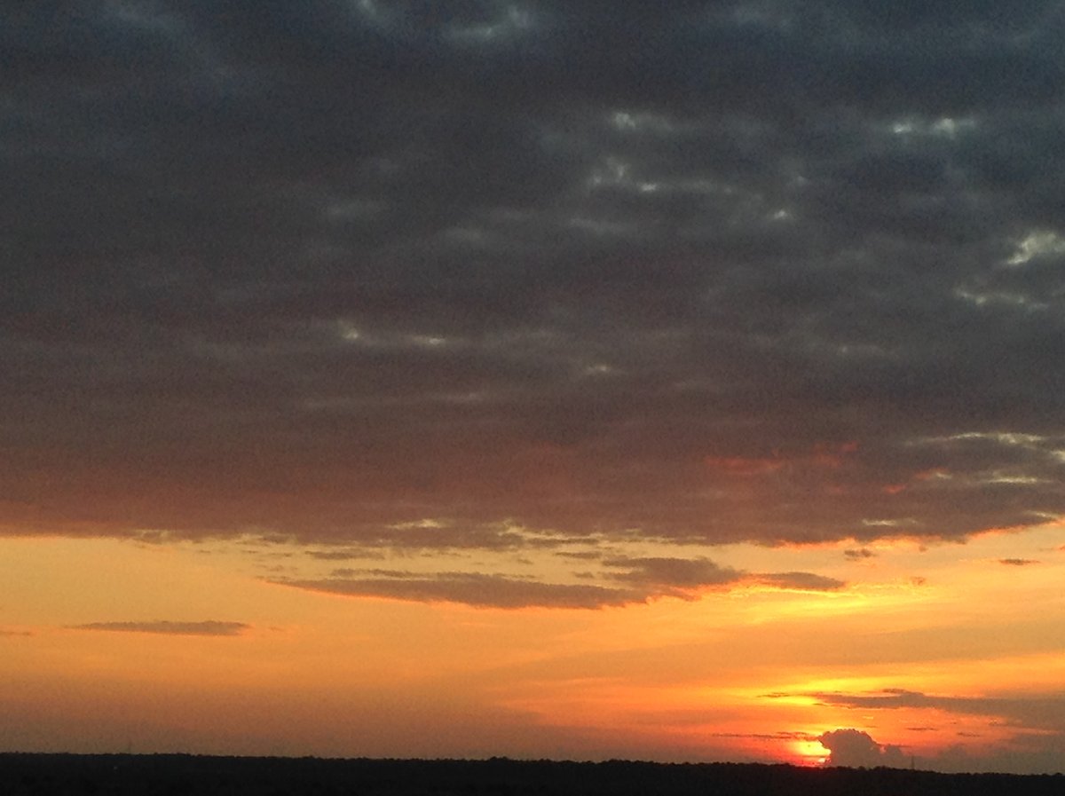 SculptorSanto's tweet image. f.mtr.cool/qrzxtkrbyq Sunsets never cease to amaze, capturing beauty with every close. 🌅 #art #photography