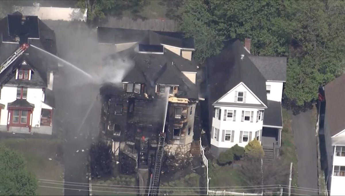 ChelseaScanner's tweet photo. LOWELL
5th Alarm Fire 🔥 
Total 4 buildings on fire 
1 -Bridge St.
2 -Wachusett St.
1 - May Street 
Pics from NBC10 overhead 
#LowellFire #LowellMA https://t.co/zeH0GLeEMt