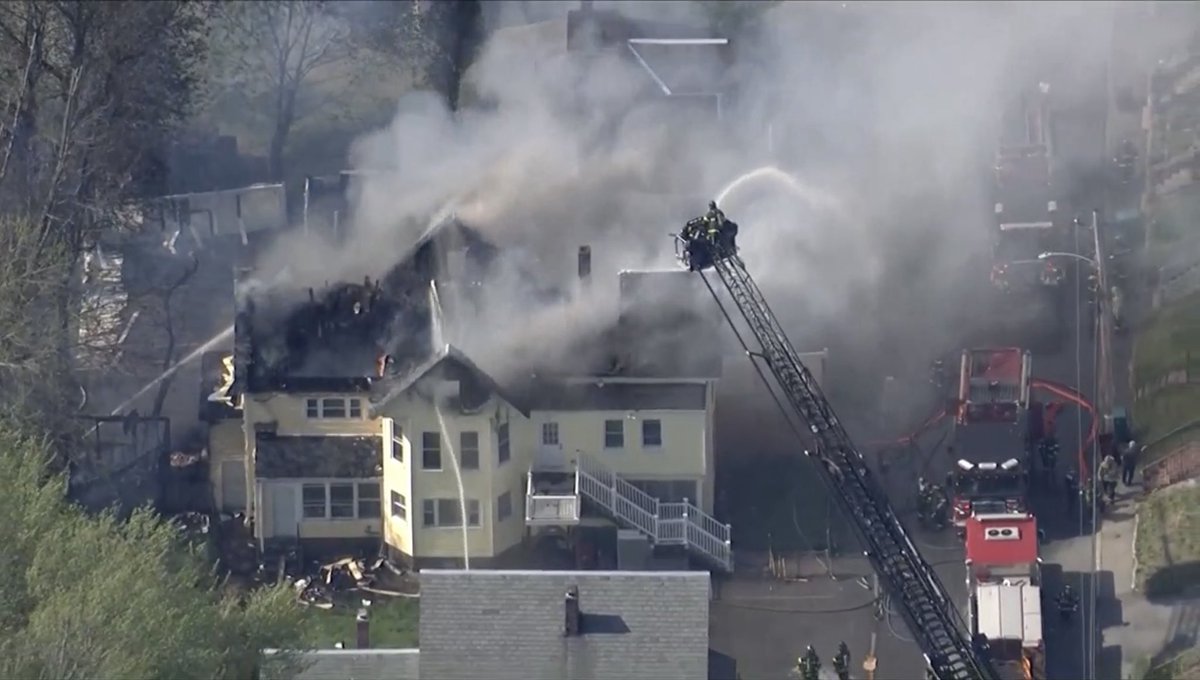 ChelseaScanner's tweet photo. LOWELL
5th Alarm Fire 🔥 
Total 4 buildings on fire 
1 -Bridge St.
2 -Wachusett St.
1 - May Street 
Pics from NBC10 overhead 
#LowellFire #LowellMA https://t.co/zeH0GLeEMt