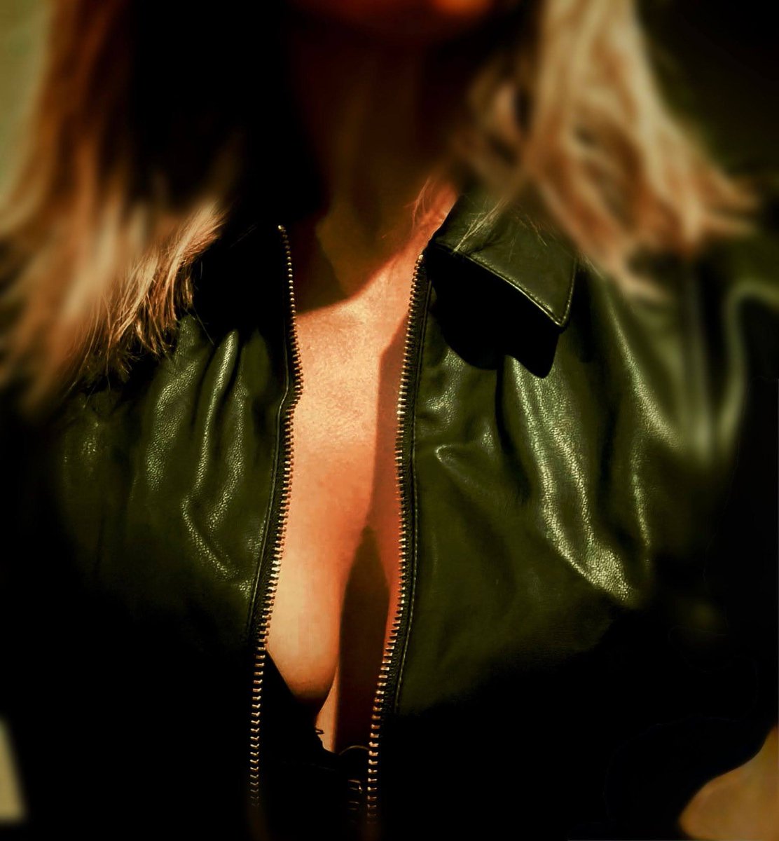 Vixen87Stag's tweet photo. Who likes leather? #texturematters https://t.co/mDVcxt93G2