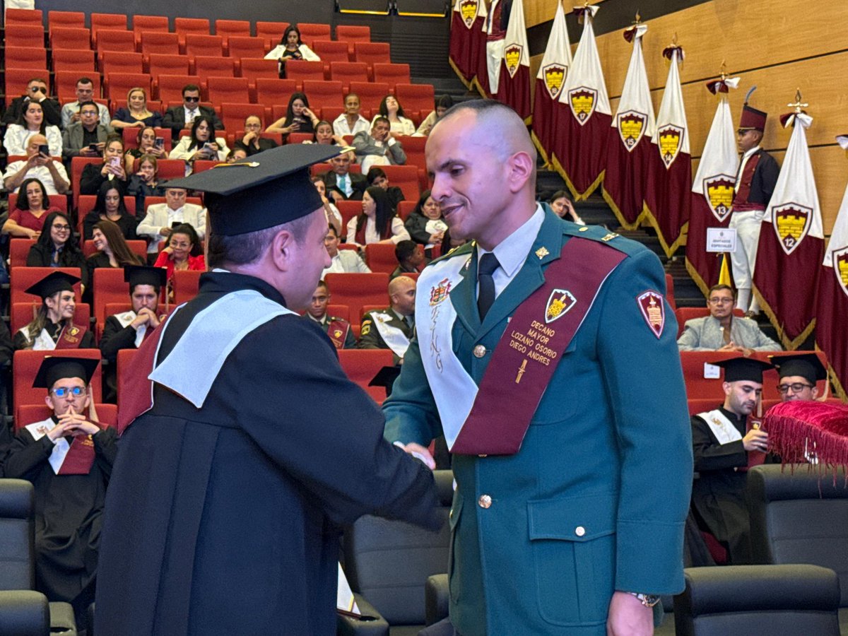 DiametroNoticia's tweet photo. #Educación | 🧑‍🎓👩‍🎓En una ceremonia que exaltó la disciplina, el esfuerzo y la excelencia académica, la Escuela de Ingenieros Militares graduó a 32 nuevos profesionales formados para aportar soluciones estratégicas.

Más detalles en 
 https://t.co/7ldNKrxOo0 📍 https://t.co/aWzoKyqhLA