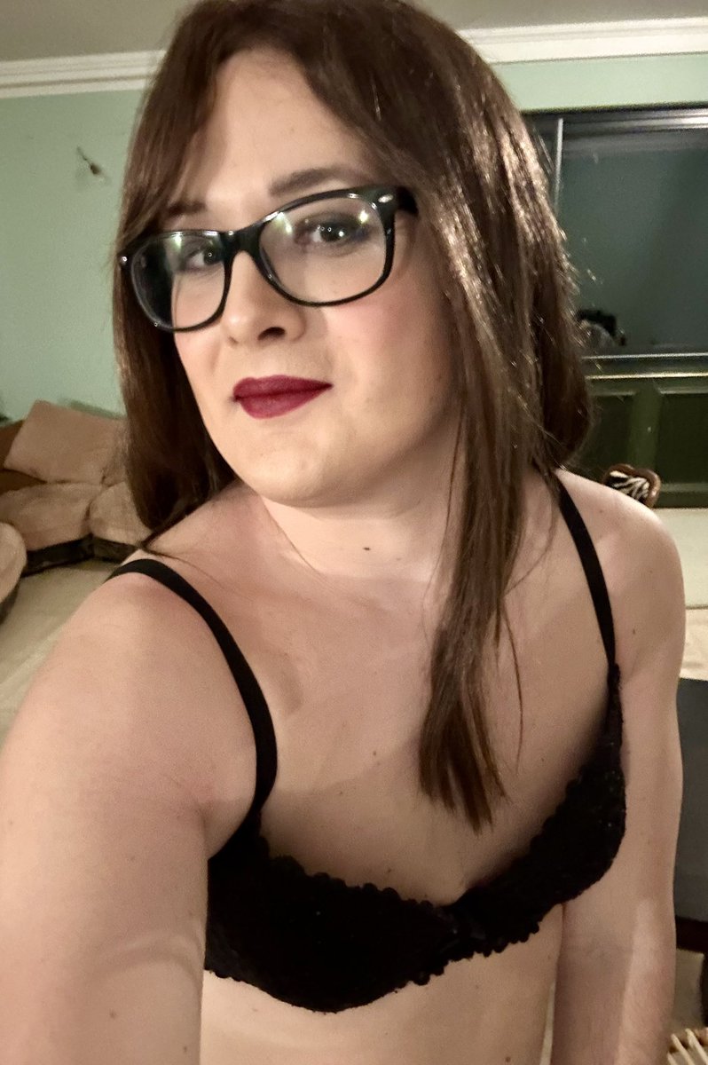 Fin de journée pour Sissy Aurélie. Couleur de la pédicure corrigée, plus qu’à ce démaquiller et dodo  💁🏻‍♀️❤️💅🏼💄
Bonne nuit 💋💋
Merci Maîtresse pour votre sévérité ❤️
#sissy #chastity #forcedfeminization #masculinitylost #sissywife