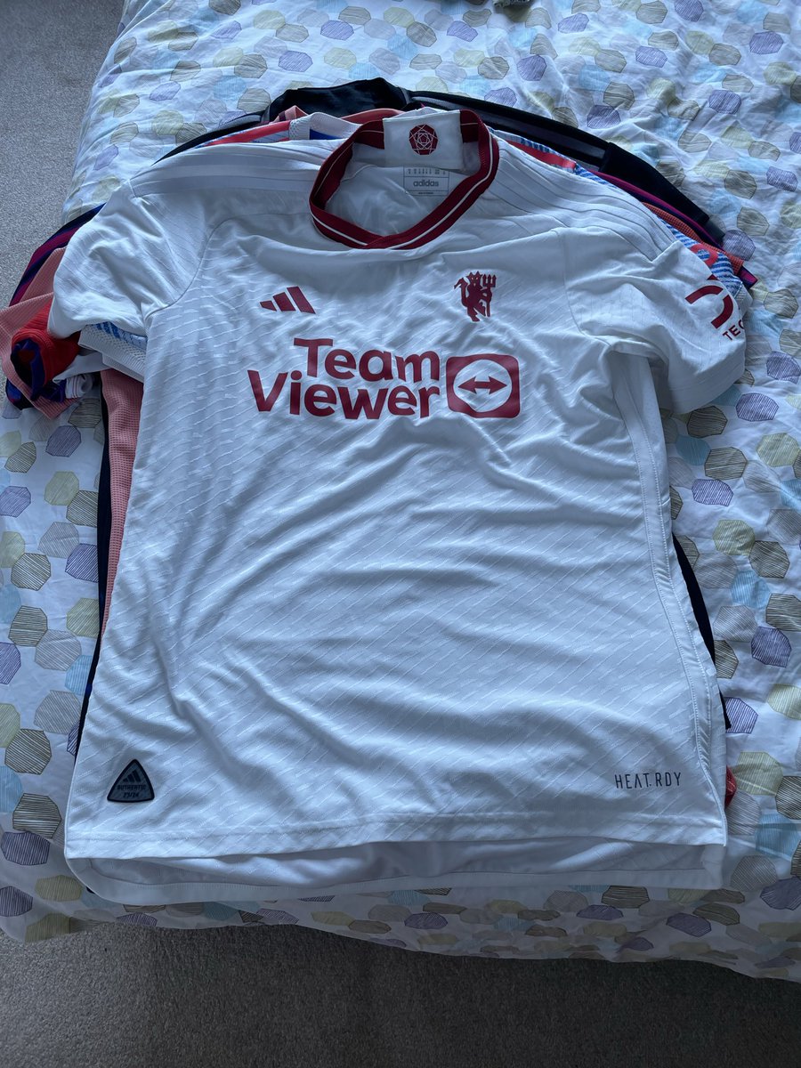 Is_this_on's tweet photo. @shirt_x Both medium. Man united heat.rdy signed Katie zelem £40, seattle sounders authentic jimi Hendrix £50 https://t.co/Nm7EfMpSuO