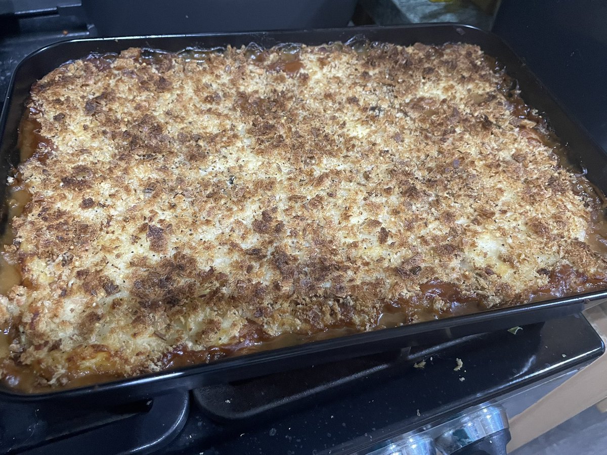 SysAdLee's tweet photo. Meat free Monday (well Tuesday actually but it’s the first working day of the week 😃)  @Emjay1812 has made us a vegetarian cottage pie, quorn mince, black beansand cannellini beans, topped with cheddar mash and a sourdough crust.  Bloody delicious!! xxx https://t.co/GNv76lRsKd