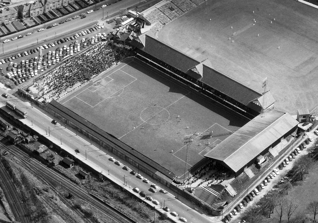 LOST LEAGUE GROUNDS (5) 
Horton Park Avenue, Bradford (Park Avenue) 
An Archibald Leitch project,  BPA used it from 1907 until 1971. It was largely demolished in 1980, leaving just terraces. 
Around 450 grounds are featured in BEFORE THE CEMETERY END.  
groundtastic.co.uk/before