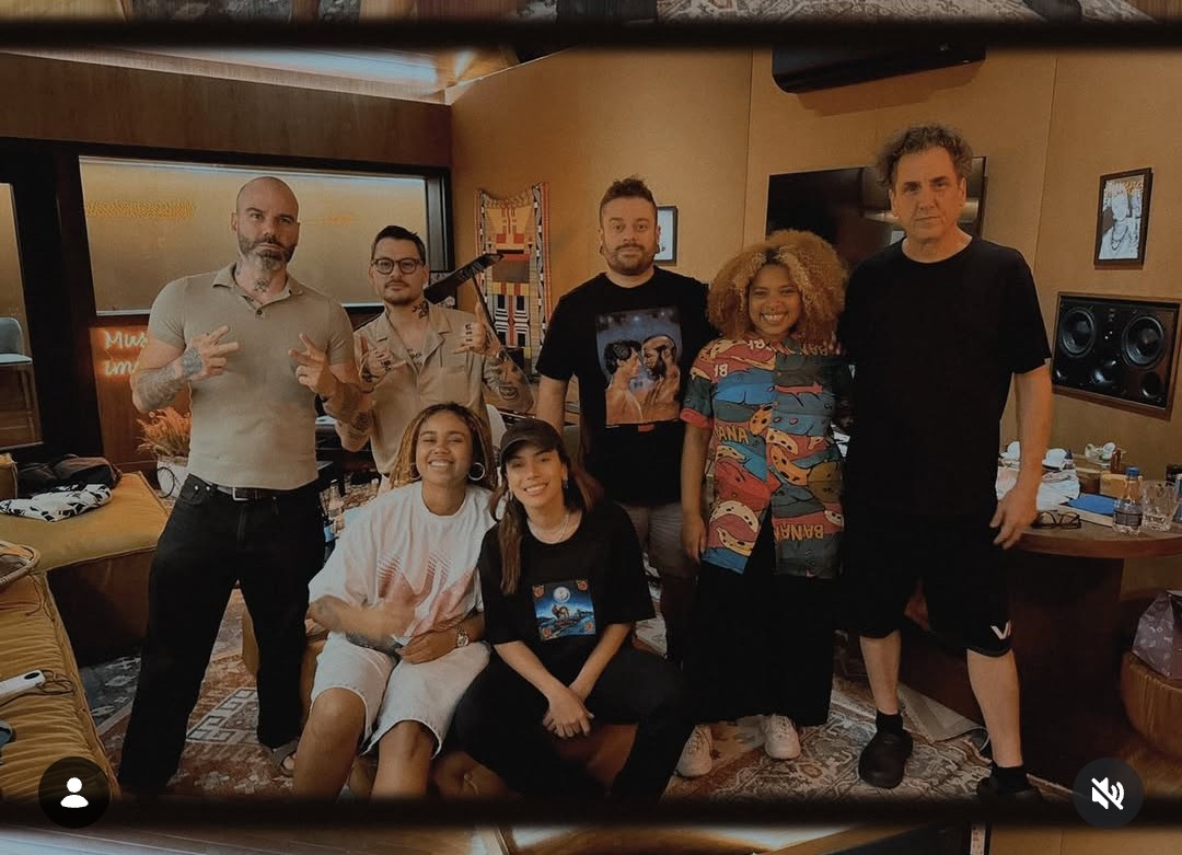 Lilifatt's tweet photo. Anitta, Mike Dean, los brasileiros, melly e king juntos no estúdio da casa da Ani, será q é pra segunda parte do equilíbrio ou pra o álbum de carnaval de fim de ano? 🤔 https://t.co/05MKZaJnI0