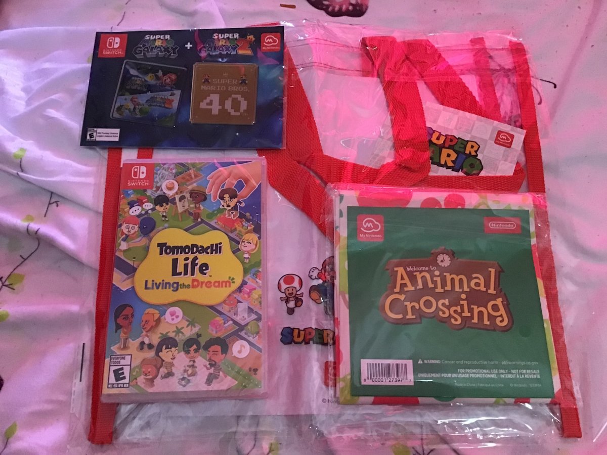 Mochiette's tweet image. IT'S HERE! LATE TO THE PARTY! I I brought the game and redeemed my platinum points for the other items! Time for me to play the game! FINALLY! Do not mind the messy blanket lmao. #Nintendo #TomodachiLife