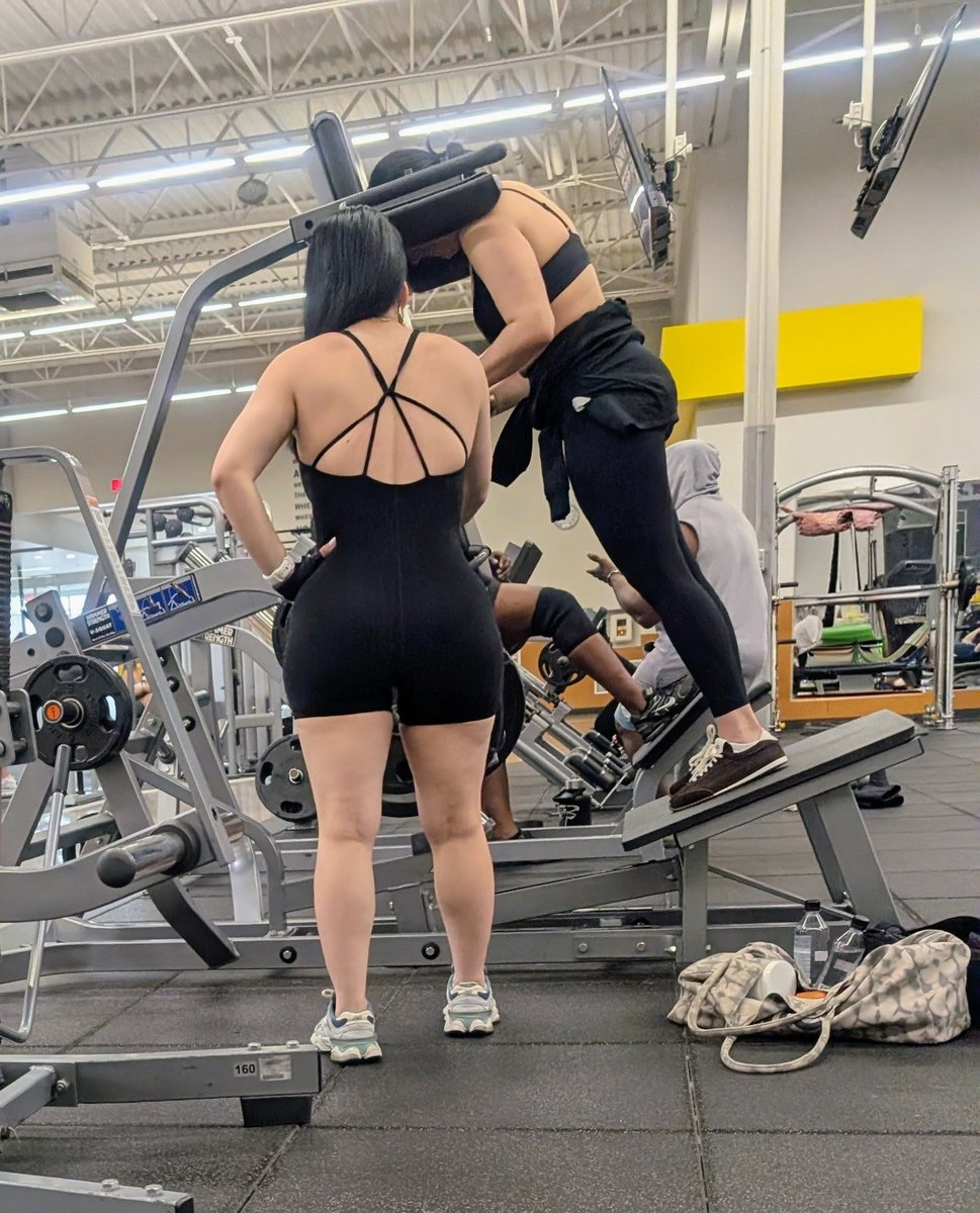 PikaGirlSpotter's tweet photo. 👀
#Panamá #black #latina #booty #ass #backshots #back #alo #fit #thick #threesome #TUESDAYDRIVE https://t.co/8W7LgRsCSK