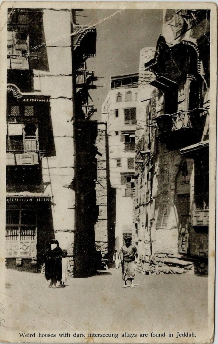 shwaaq11's tweet photo. أسواق جدة والحكواتي والفرقة الموسيقيَّة
_مختارات من رحلة القس روبرت سبنس 1832-1833م
#جدة #تاريخ_المدن_السعودية

...البازار في جدة مزود بالبضائع بشكل جيد. 
في أحد المتاجر رأيت نظارات، وأقلامًا فولاذية، وسكاكين، ومقصات، والعديد من المواد الأخرى ذات الصناعة الأوروبية..

 البيوت مبنية من المرجان المستخرج من شاطئ البحر، على الطراز الذي ننسبه إلى زمن الصليبيين. الممرات ضيقة ومنحدرة، وتكون أكثر قبولًا لو نُظفت بتكرار

 أكبر. المقاهي تُضاء ليلًا؛ وهذا هو وقت الاستمتاع بعد فتور النهار، حيث تُشاهد مجموعات ملفتة من الجنود والمواطنين يجلسون معًا في حلقات، يستمعون أولًا لأخبار اليوم، ثم لقصة ما عن الدماء، وبعد ذلك لإنشاد لشاعر قديم.

وقد أتيحت لنا الفرصة لسماع الفرقة الموسيقية لإحدى وحدات الباشا العسكرية؛ وكانت تتألف من عشرين عازفاً، جميعهم من أبناء مصر. وقد عزفوا مقطوعات أوروبية عديدة، وكلها من نوتات موسيقية؛  ورغم أن الأداء كان عنيفاً بعض الشيء، إلا أنه يُحسب لهم كإنجاز كبير.