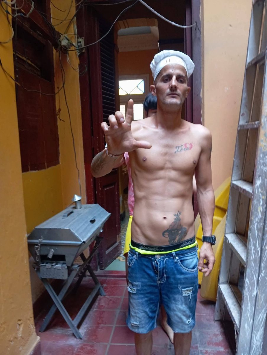 arielmaceo86's tweet photo. Este joven es Yasmani González. Es preso político cubano desde hace tres años y esta es la primera vez que sale de pase. Ni siquiera parece él. Es horrible lo que le ha hecho el régimen cubano. Perdió hasta los dientes.

Libertad para Yasmani.
Libertad para los presos políticos. https://t.co/AGo337g9dp