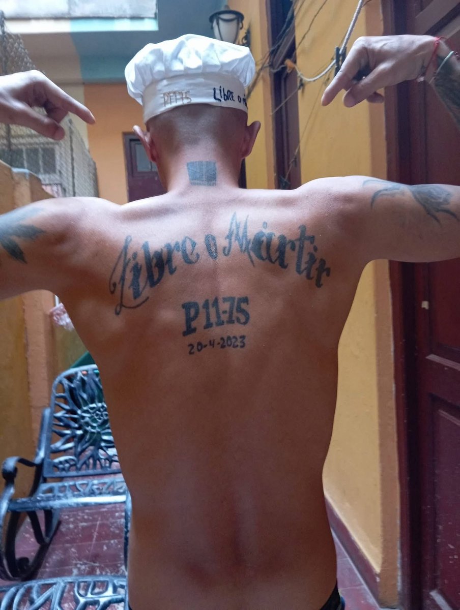 Este joven es Yasmani González. Es preso político cubano desde hace tres años y esta es la primera vez que sale de pase. Ni siquiera parece él. Es horrible lo que le ha hecho el régimen cubano. Perdió hasta los dientes.

Libertad para Yasmani.
Libertad para los presos políticos.