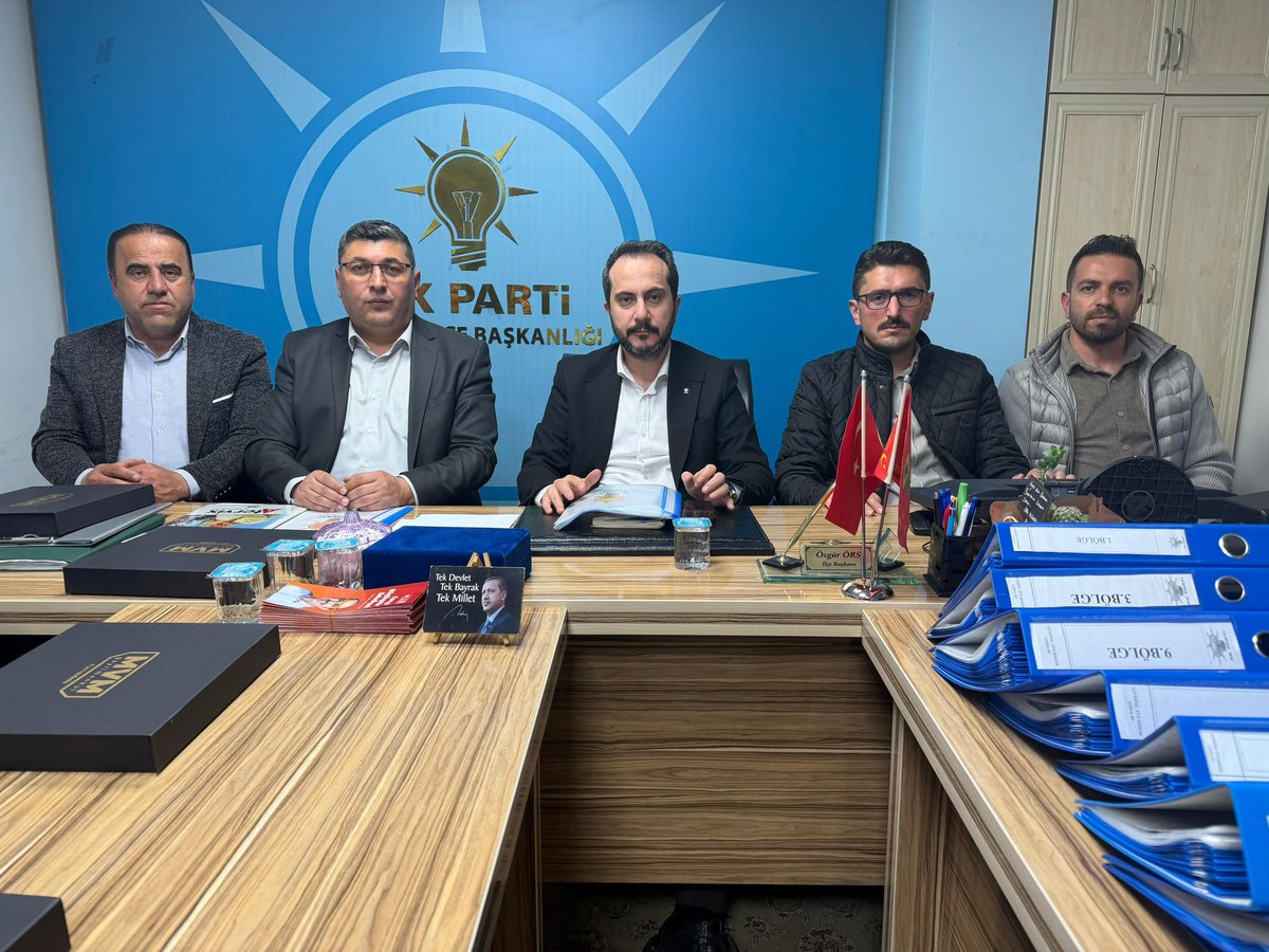 VeliVural_'s tweet photo. AK Parti Bozkır İlçe Başkanlığımızı ziyaret ederek, İlçe Başkanımız Sn. Özgür Örs ve değerli yönetim kurulu üyeleriyle bir araya geldik.

Geçtiğimiz hafta gerçekleştirdiğimiz 52 mahalle ziyaretimizin kapsamlı bir değerlendirmesini yaptık. 

Hemşehrilerimizin taleplerini ve ilçemizin geleceğini konuştuğumuz bu verimli toplantının hayırlara vesile olmasını diliyorum.

Misafirperverlikleri için Sayın Başkanımıza ve Yönetim Kurulu üyelerimize teşekkür ederim. 

Durmak yok, yola devam! 🇹🇷

@fatihozgokcen 
@aktanitimkonya 
@akparti_bozkir