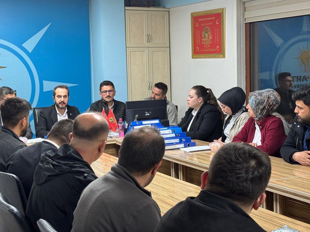 VeliVural_'s tweet photo. AK Parti Bozkır İlçe Başkanlığımızı ziyaret ederek, İlçe Başkanımız Sn. Özgür Örs ve değerli yönetim kurulu üyeleriyle bir araya geldik.

Geçtiğimiz hafta gerçekleştirdiğimiz 52 mahalle ziyaretimizin kapsamlı bir değerlendirmesini yaptık. 

Hemşehrilerimizin taleplerini ve ilçemizin geleceğini konuştuğumuz bu verimli toplantının hayırlara vesile olmasını diliyorum.

Misafirperverlikleri için Sayın Başkanımıza ve Yönetim Kurulu üyelerimize teşekkür ederim. 

Durmak yok, yola devam! 🇹🇷

@fatihozgokcen 
@aktanitimkonya 
@akparti_bozkir