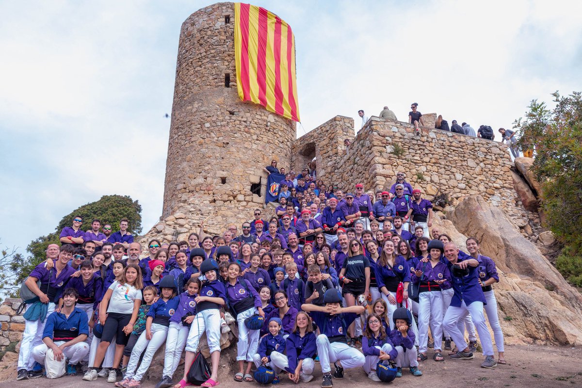 capgrossos's tweet photo. UN DIA PER A LA HISTÒRIA💙

📸 Ajuntament de Cabrera de Mar 

#castells #capgrossos #burriac https://t.co/1JNopHLdNG
