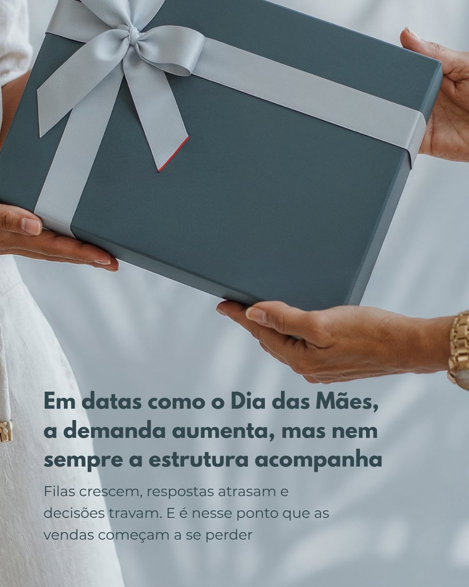 dawntech_dev's tweet photo. Datas como o Dia das Mães não são desafiadoras apenas pelo aumento de demanda, mas pela forma como essa demanda se comporta ao longo da jornada do cliente. Há mais pessoas entrando em contato ao mesmo tempo, mais decisões sendo tomadas em paralelo e uma expectativa muito menor de espera.

Nesse contexto, o desempenho da operação deixa de ser medido pela capacidade de atrair clientes e passa a ser definido pela capacidade de responder, conduzir e converter essas interações com consistência. O que normalmente compromete os resultados não é a falta de interesse do cliente, mas a incapacidade da operação de acompanhar o ritmo dessa demanda.

Filas que não são visíveis, tempos de resposta que variam ao longo do dia, dependência excessiva de atendimento humano e conversas que não direcionam a decisão são alguns dos pontos onde a venda começa a se perder. Esses fatores não surgem necessariamente em cenários de baixa demanda, mas se tornam evidentes em momentos de pico.

Por isso, mais do que estar presente nos canais, é necessário garantir que a operação consiga escalar sem perder qualidade, conduzir o cliente ao longo da jornada e integrar informações de forma que o atendimento não dependa de esforço manual a cada interação.

No fim, a diferença não está no volume que a operação recebe, mas na capacidade de manter consistência mesmo quando esse volume aumenta.

#Dawntech #BlipPartner #DiaDasMaes #WhatsAppBusiness #CX #Chatbot #ConversationalCommerce #TransformacaoConversacional