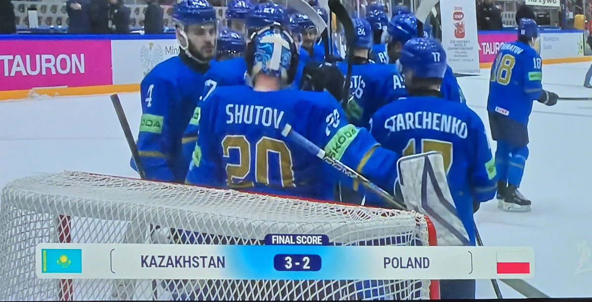 dud_mar's tweet photo. ℹ️🏒
#HokejPL
Reprezentacja Kazachstanu pokonala Polske 3:2 na #MS1A w Sosnowcu
Polacy prowadzili 1:0 od 2 min do 43 minuty ale pozniej doswiadczenie druzyny ktora czesto gra w Elicie z najlepszymi wzielo gore.
Walecznosci,ambicji nie mozna odebrac Polakom ale Kazachstanu utrzymywanie krazka, plynnosc akcji i dominacja w naszej tercji obronnej kiedy zamykali nas w 5 na 5 do pozazdroszczenia.
Nie mozna bylo sie spodziewac wielkich fajerwerkow ze strony reprezentacji Polski wiec bronilismy sie ofiarnie i skutecznie przez dluga czesc meczu.
Zauwazalne +
Walega wygrywa wznowienia, jest kolektyw,spokoj i wiara mlodych zawodnikow w umiejetnosci oraz doswiadczony trener.
Jedno jest tez jeszcze istotne.
W kadrze Kazachstanu nie "bija juz po oczach" kanadyjskie nazwiska. Odbudowali struktury na swoich zawodnikach.
Czas na Polske i #pzhl
Tak. Wiem ze Kazachstan jest bogatszy ale Polacy nie gęsi i swoj #hokej tez moga miec bo kazdy widzi ze jest zaintersowanie bo #HokejJestOK
Walczymy do konca 🤞🇵🇱