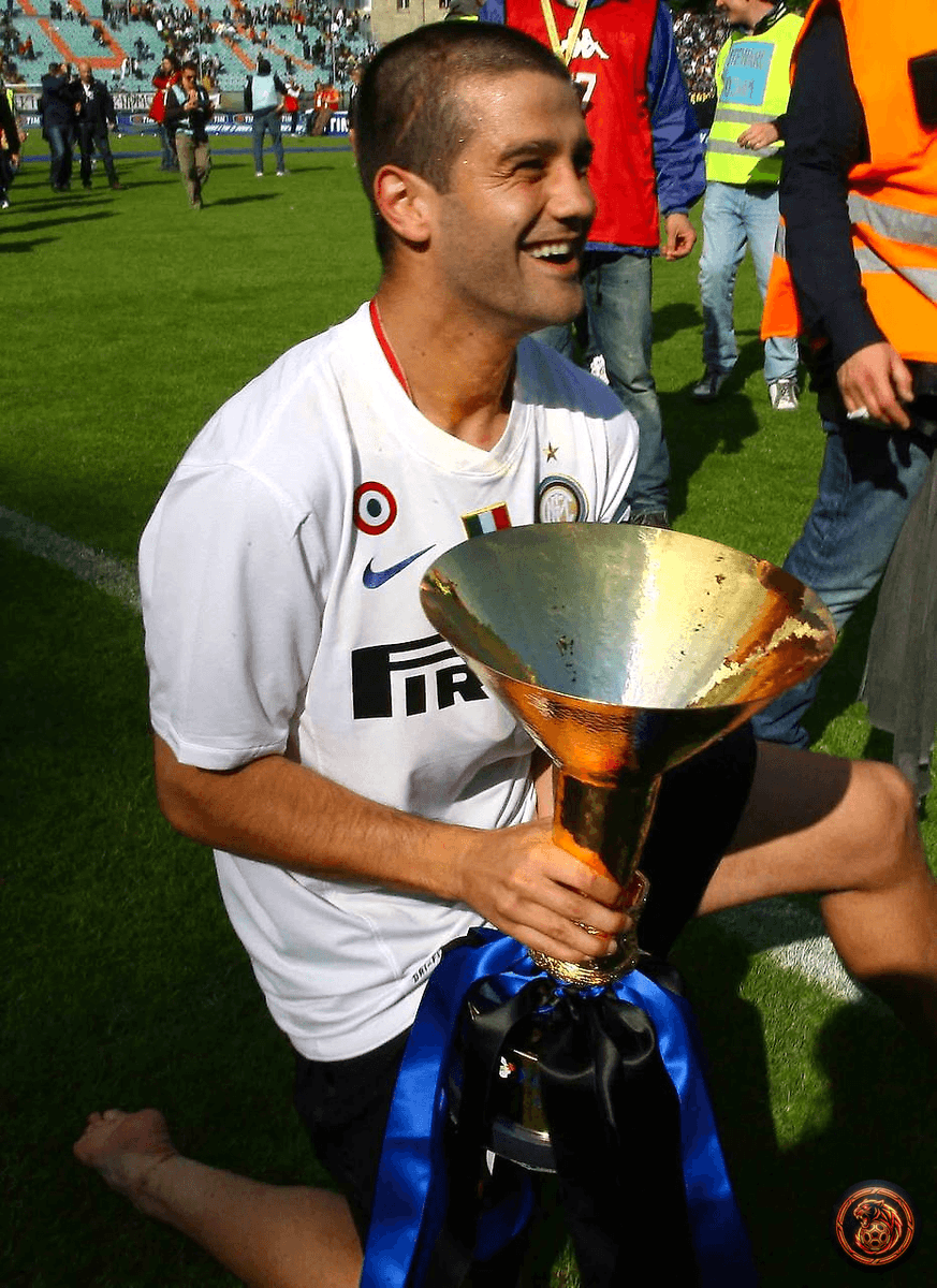 FootballGoalFC's tweet image. 🚨 𝗕𝗥𝗘𝗔𝗞𝗜𝗡𝗚 

Won it as a player, won it as a coach! 🏆🔥 

Mister Chivu is making waves at Inter! What an incredible journey! 

#InterScudetto #ForzaInter #ChivuLegend