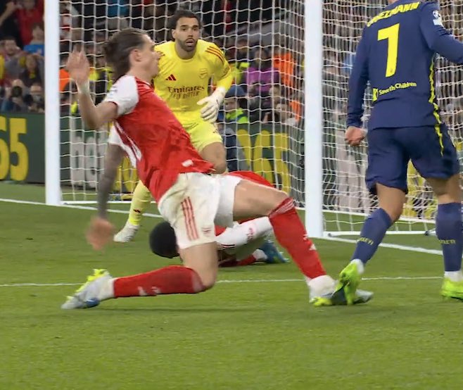 wuod_hellena's tweet photo. How's this not a penalty? #ARSATM #UCL https://t.co/H1ZUR6f0HW