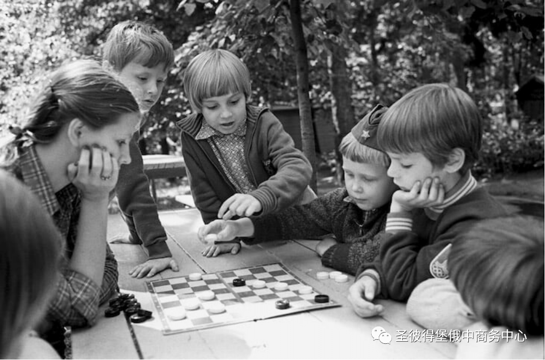 Bonfi_97's tweet image. "Sunday = board games + messy hair + too many snacks. Grinning till my cheeks hurt  #FamilyTime"
