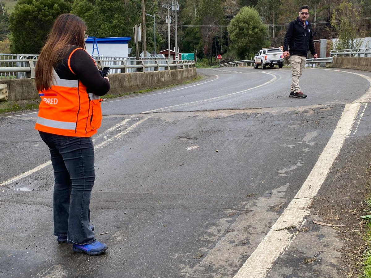 Senapredaraucan's tweet photo. Hoy nuestra Jefa del Departamento de RRD y el encargado de la Unidad GRD del Municipio de #Saavedra realizaron un recorrido por la comuna con el objetivo de supervisar los trabajos de mitigación vinculados a los puntos críticos del #ProgramaInvierno2026. https://t.co/GVlYcL5OLg