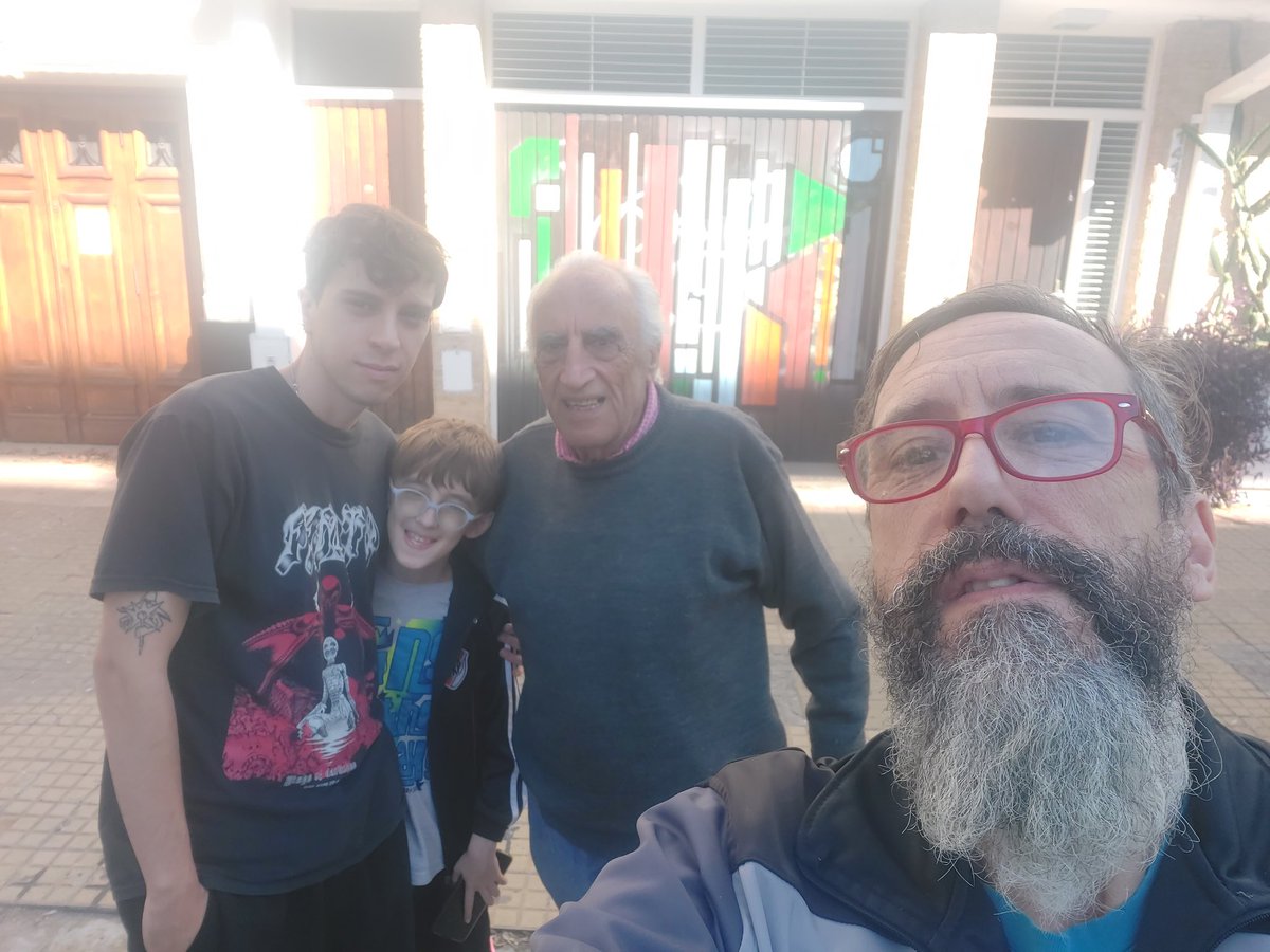 MASujatovich's tweet photo. 4 paisanos. https://t.co/u4PObVsiMF
