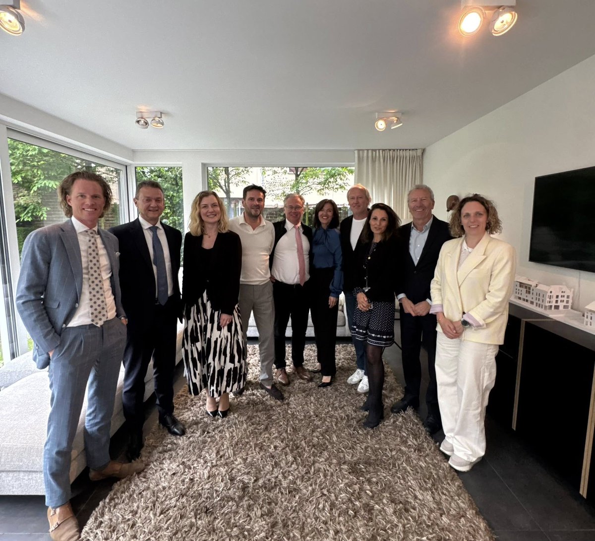 anixton's tweet photo. Frédéric Bouchat, de Synopsis Architecture, a réuni plusieurs acteurs du secteur immobilier autour d’un déjeuner convivial, en présence d’Audrey Henry, Secrétaire d’État en charge de l’Urbanisme.
Au cœur des échanges : les permis d’urbanisme, la relance économique et l’attractivité de Bruxelles.
Des discussions riches, concrètes et inspirantes, dans un cadre particulièrement agréable.
Merci également à Elias et Max, de l’École hôtelière de la Province de Namur, pour cette très belle expérience culinaire.