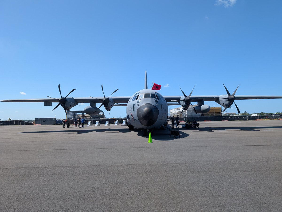 ExtremeWxExp's tweet photo. It was an awesome day with the Hurricane Hunters in Sarasota and representing the FIU Extreme Events Institute and the NSF -NHERI Wall of Wind.... https://t.co/jMDNXDzJ5Y