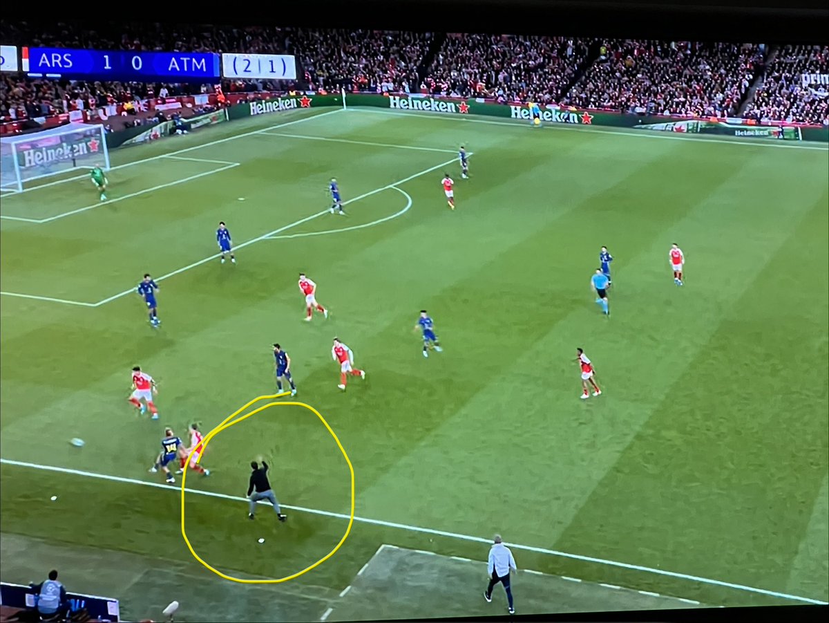 Vxb1's tweet image. Can someone please tell the man in his pajamas where the technical area is?

#arsatm #uefacl